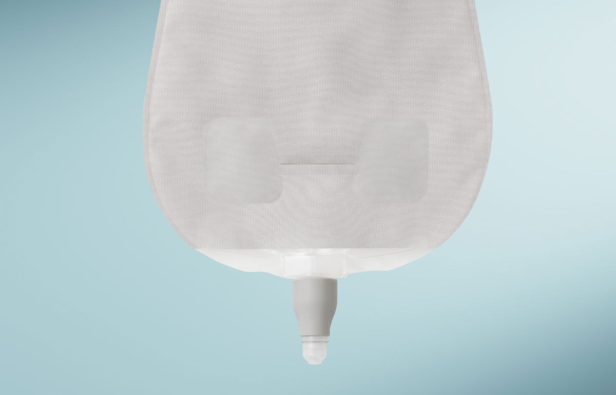 SenSura Mio Urostomiebeutel mit neuem Drehauslass auf blauem Hintergrund
